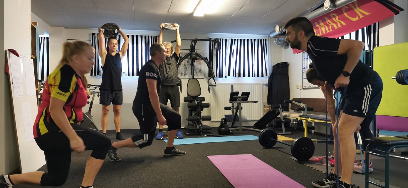 styrketräning i klubblokalen
